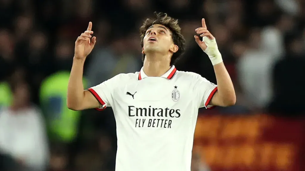 João Félix com as mãos para o alto durante partida pelo Milan (Photo by Paolo Bruno/Getty Images)