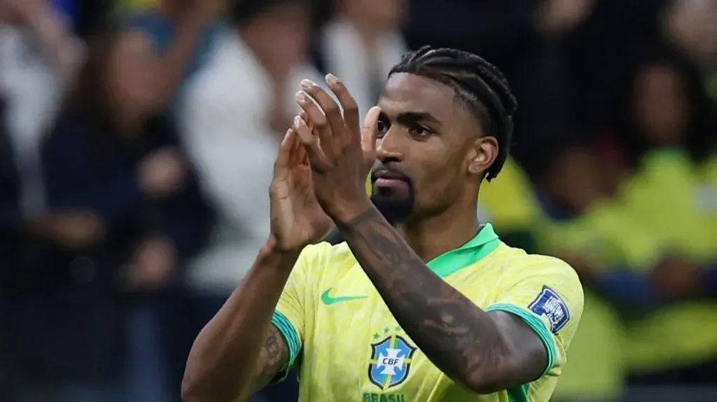 Alexsandro Ribeiro, aplaudindo o torcedor brasileiro, de camisa amarela.