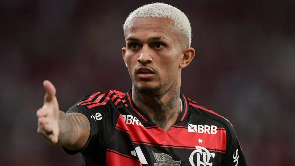 Wesley, com a camisa preta e vermelha do Flamengo