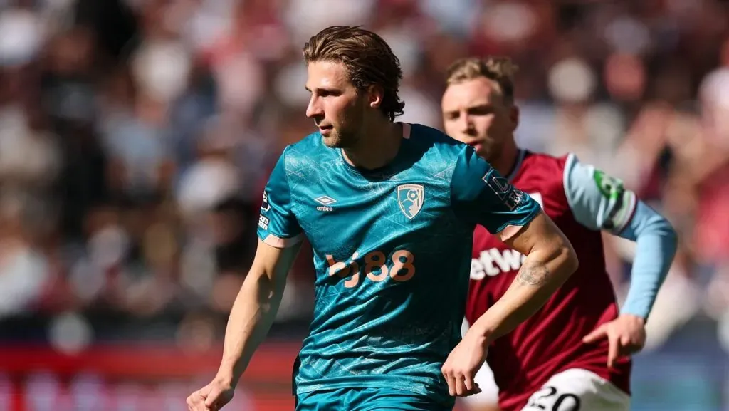 Illya Zabarnyi, do AFC Bournemouth, passa a bola durante a partida da Premier League entre West Ham United FC e AFC Bournemouth no Estádio de Londres, em 5 de abril de 2025, em Londres, Inglaterra. (Foto de Julian Finney/Getty Images)
