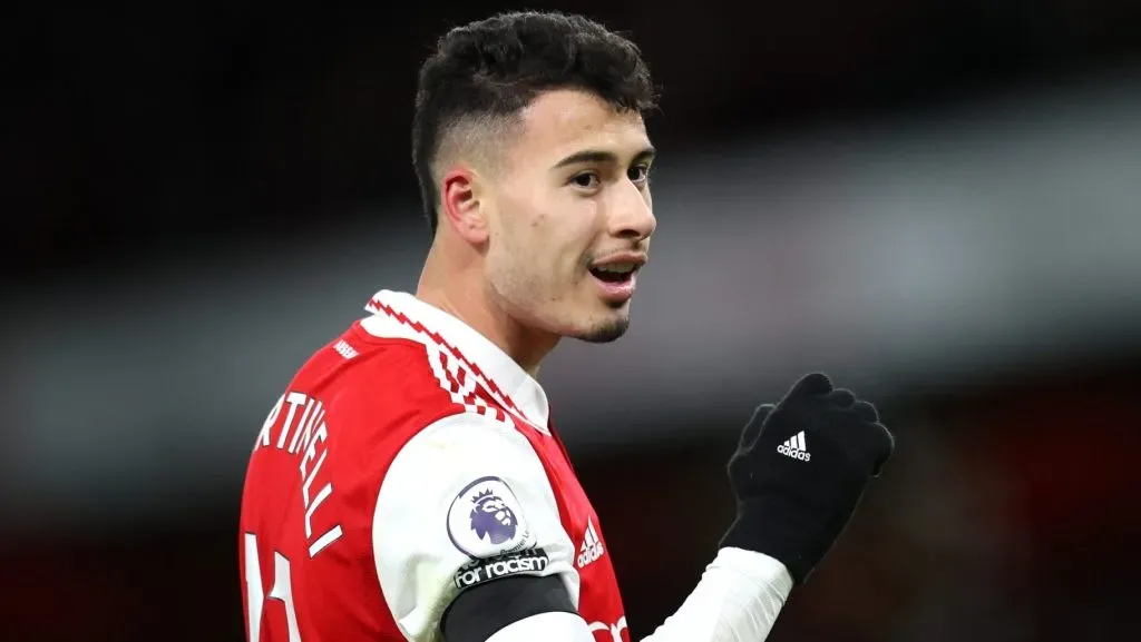 Gabriel Martinelli, com a camisa vermelha e branca