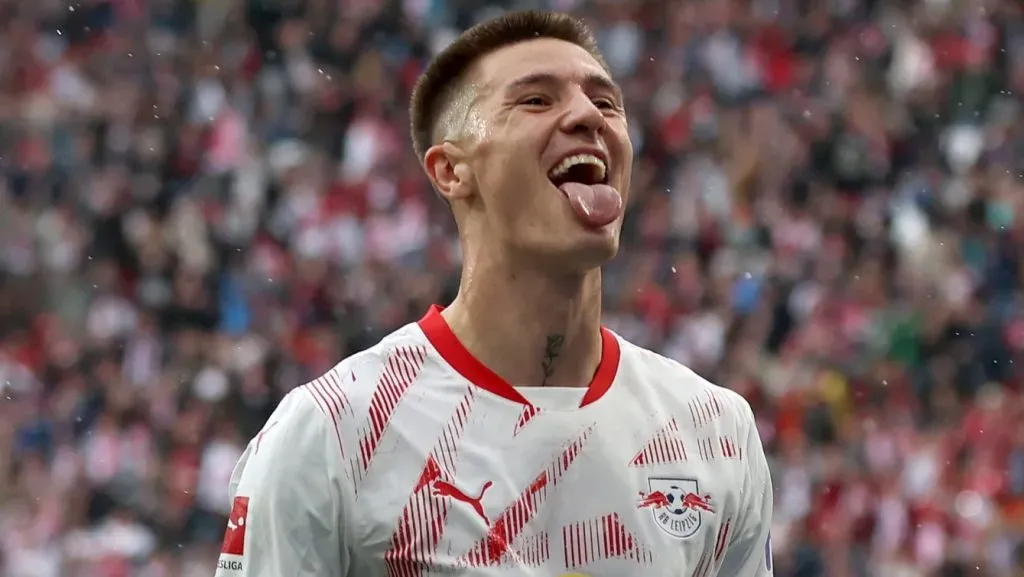 Benjamin Sesko, de camisa branca e vermelha, pelo RB Leipzig, alvo do Manchester United. (Photo by Maja Hitij/Getty Images)