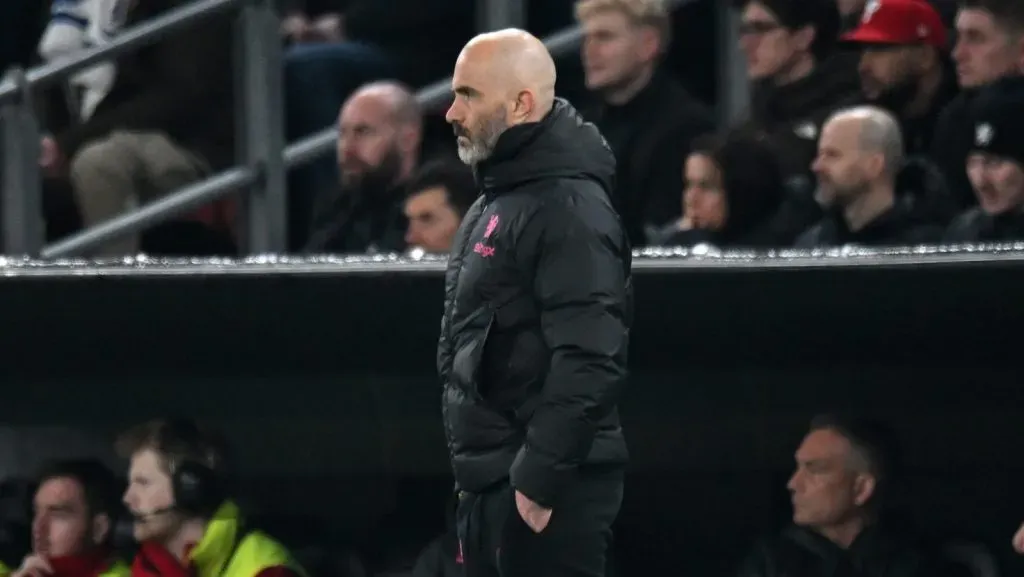 Enzo Maresca, técnico do Chelsea, observa durante a partida de ida das oitavas de final da UEFA Conference League 2024/25 entre F.C. Copenhagen e Chelsea FC no Parken Stadium, em 6 de março de 2025, em Copenhague, Dinamarca. (Foto por Patrik Lundin/Getty Images)