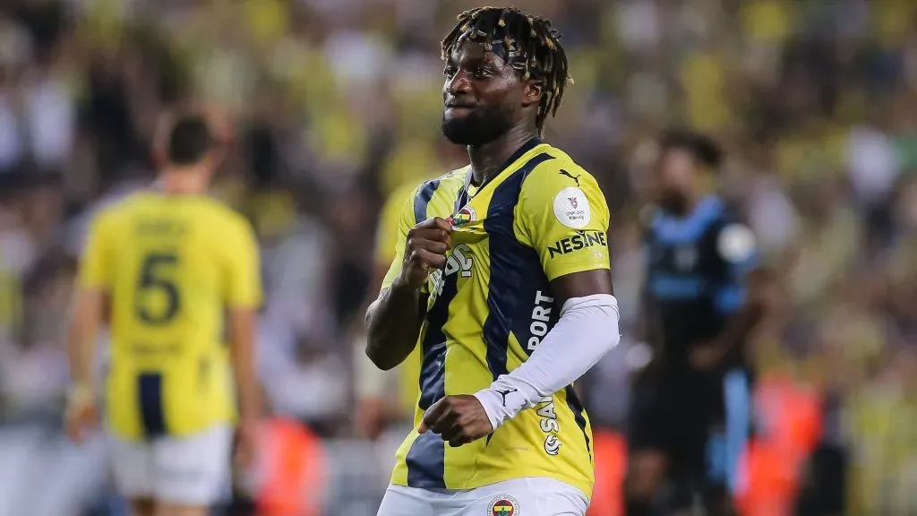 Allan Saint-Maximin em jogo do Fenerbahçe. Foto: Ahmad Mora/Getty Images
