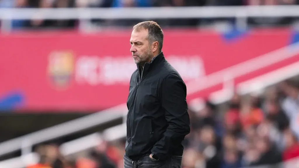 O técnico principal Hansi Flick, do FC Barcelona, observa durante a partida da LaLiga entre FC Barcelona e Deportivo Alavés no Estadi Olímpic Lluís Companys, em 2 de fevereiro de 2025, em Barcelona, Espanha. (Foto de David Ramos/Getty Images)