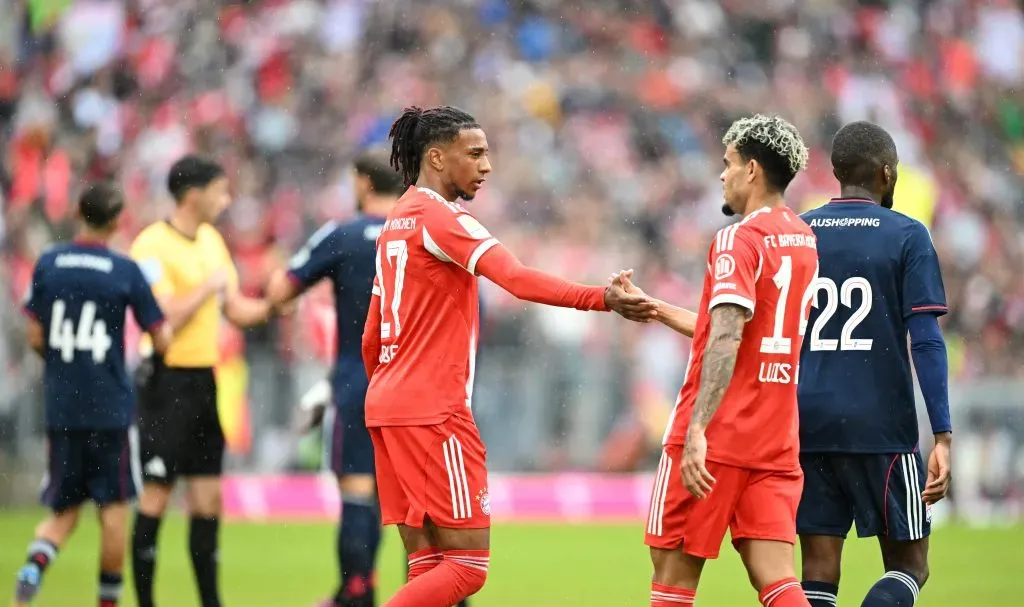 Michael Olise e Luis Díaz pelo Fc Bayern Munich em amistoso contra o Lyon (Photo by Christian Kaspar-Bartke/Getty Images)