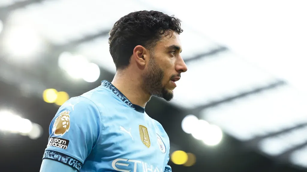 Omar Marmoush com a camisa azul do Manchester City (Photo by Matt McNulty/Getty Images)