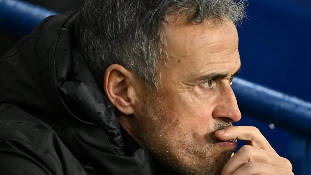Luis Enrique, treinador do Paris Saint-Germain, observa antes da partida da Fase de Grupos da Liga dos Campeões da UEFA 202425, entre Paris Saint-Germain e Manchester City, no Parc des Princes, em 22 de janeiro de 2025, em Paris, França. (Foto de Mike HewittGetty Images)
