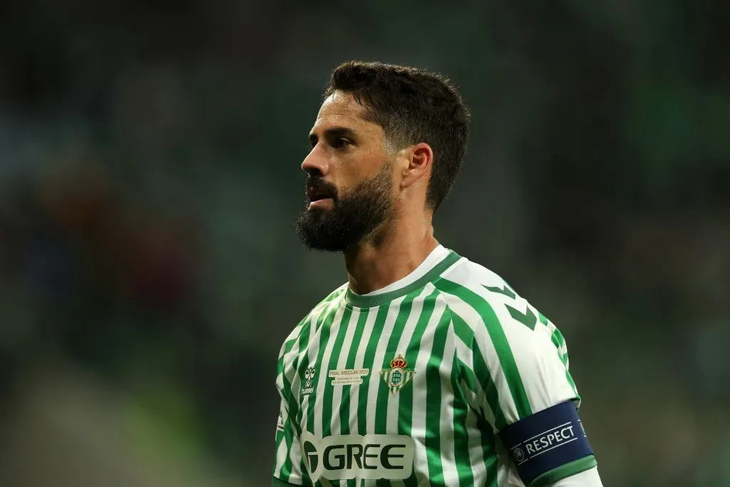 Isco, do Betis, durante a final da Liga Conferência da UEFA de 2025 entre o Real Betis Balompié e o Chelsea FC, no dia 28 de maio de 2025, em Wroclaw, Polônia. (Foto de Richard Heathcote/Getty Images)