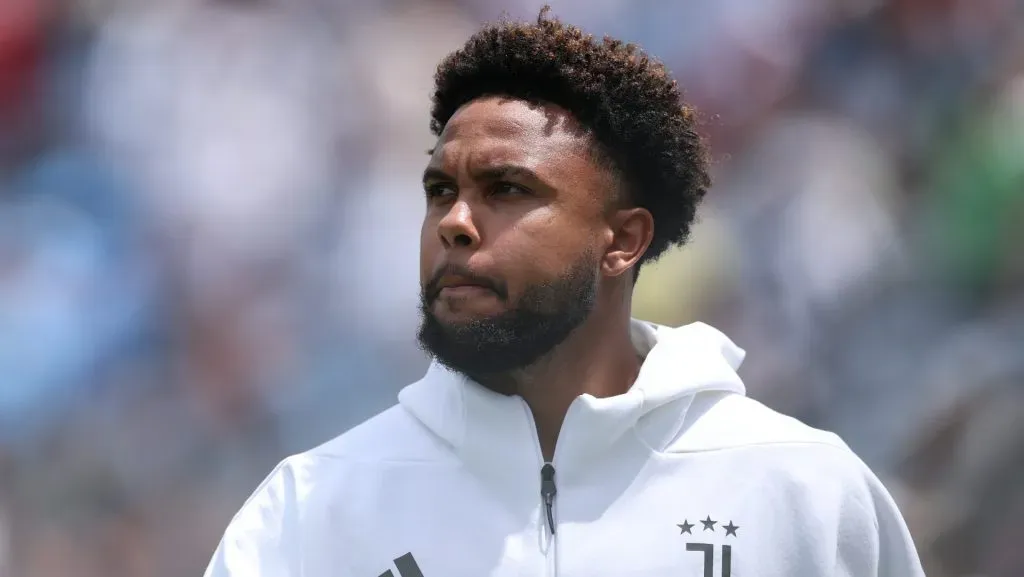 Em meio à recuperação de lesão e à queda de mercado, o futuro do capitão romanista segue indefinido — refletindo os dilemas entre finanças e desempenho no futebol atual. (Photo by Dan Mullan/Getty Images)