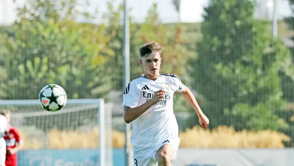 Diego Aguado correndo atrás da bola com o uniforma tradicional do Real Madrid em um jogo do sub-19 (IMAGO Sportfoto Rudel)