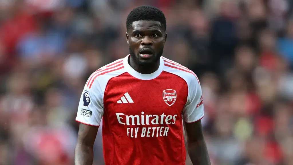 Thomas Partey com a camisa do Arsenal durante partida (Photo by Shaun Botterill/Getty Images)