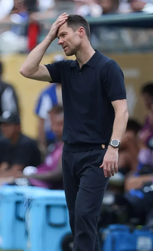 Xabi Alonso, em campo, de camisa preta