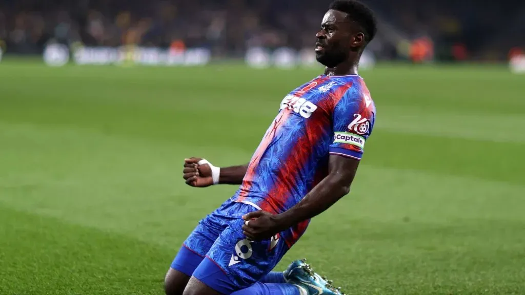 Marc Guéhi em campo pelo Crystal Palace. Foto de Naomi Baker/Getty Images