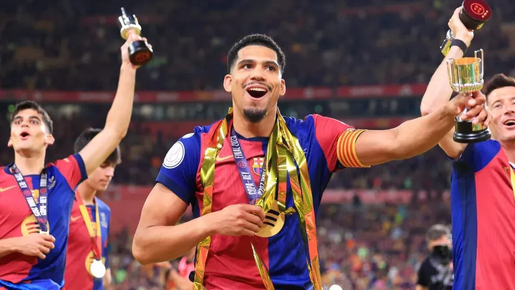 Barcelona só venderá Ronald Araújo caso o zagueiro peça para sair