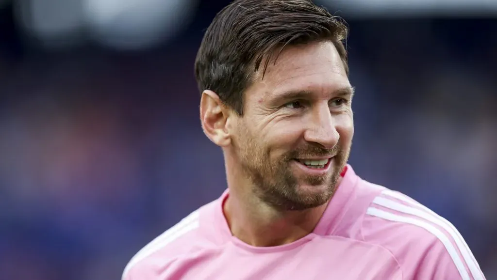 Messi, em campo, com a camisa rosa do Inter Miami