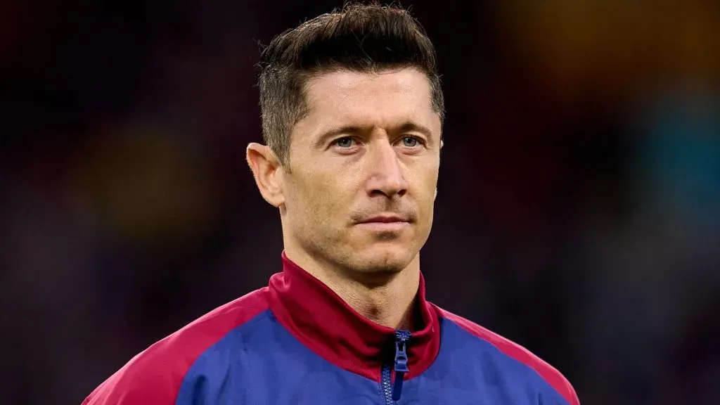 Lewandowski, em campo, com a jaqueta azul e vinho do Barcelona