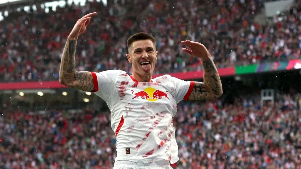 Benjamin Sesko, do RB Leipzig, comemora gol. Foto de Maja Hitij/Getty Images