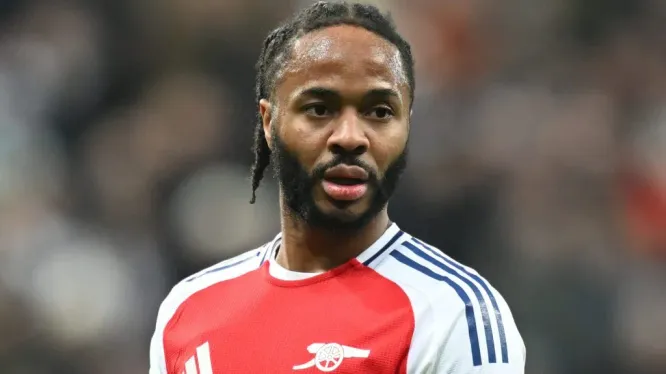 Sterling, em campo, de camisa vermemlha e branca do Arsenal. (Photo by Michael Regan/Getty Images)