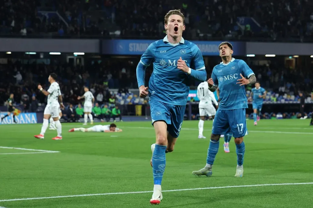 Scott McTominay, do Napoli, celebra após marcar o primeiro gol de sua equipe durante a partida da Série A entre Napoli e Empoli no Estádio Diego Armando Maradona em 14 de abril de 2025, em Nápoles, Itália. (Foto de Francesco Pecoraro/Getty Images)