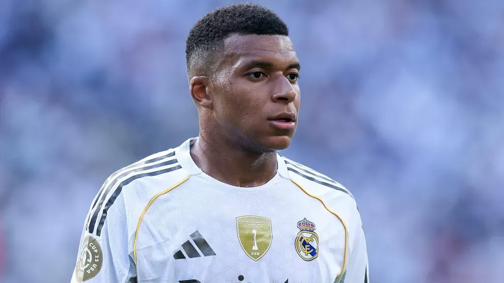 Mbappé, em campo, com a camisa branca do Real Madrid