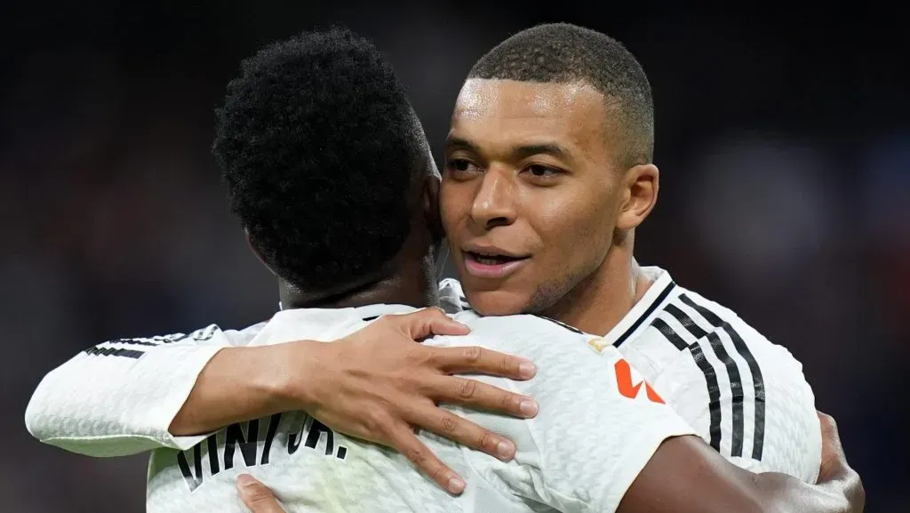 Vini Jr e Mbappé com a camisa branca