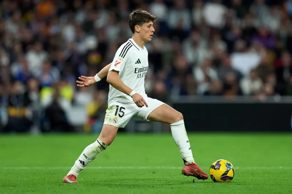 Arda Güler, do Real Madrid, controla a bola durante a partida da LaLiga entre Real Madrid CF e CD Leganés no Estádio Santiago Bernabéu, em 29 de março de 2025, em Madri, Espanha. (Foto de Angel Martinez/Getty Images)