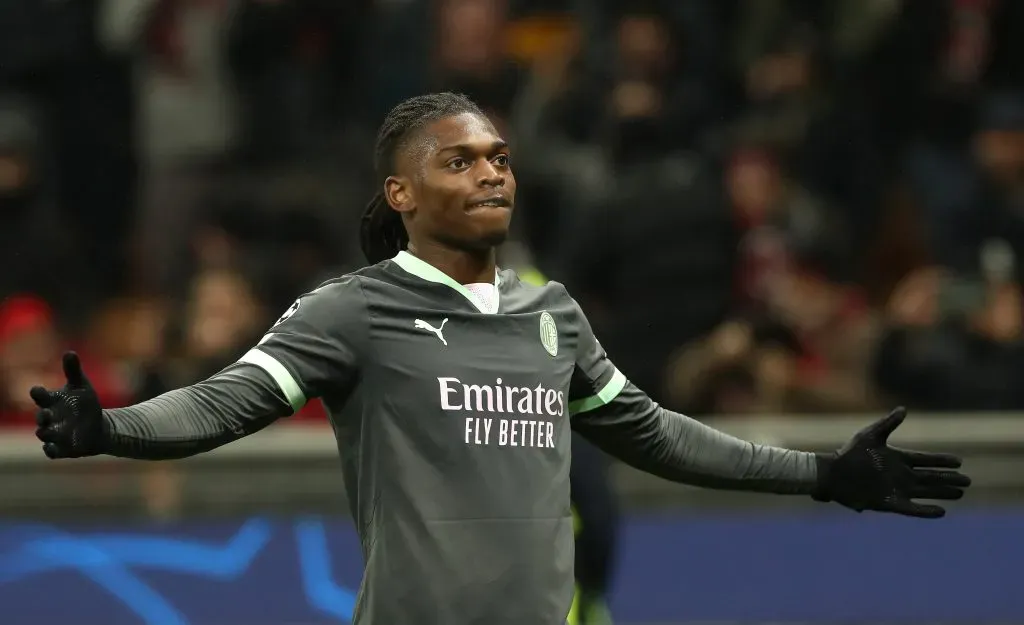 Rafael Leão celebrando gol pelo Milan. (Photo by Marco Luzzani/Getty Images)