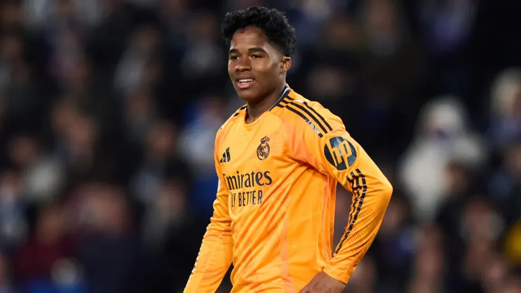 Endrick durante jogo do Real Madrid com a camisa laranja (Photo by Juan Manuel Serrano Arce/Getty Images)