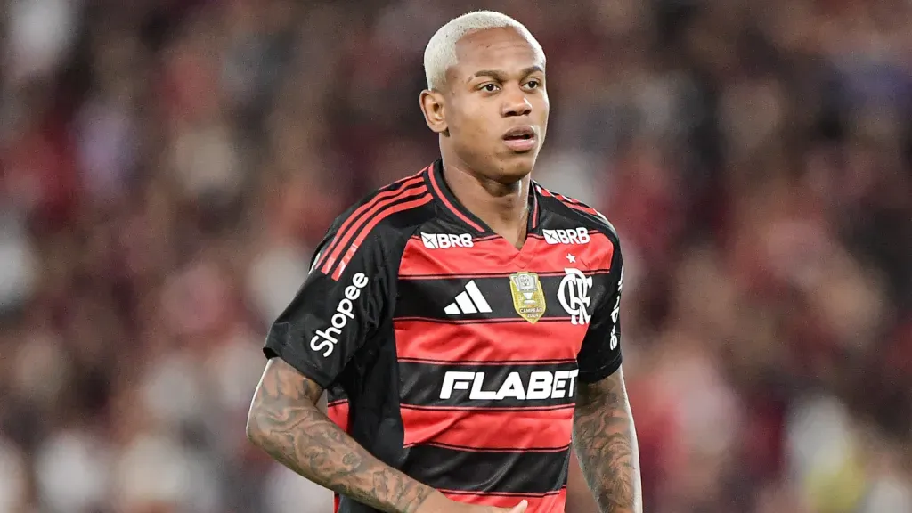 Wallace Yan durante jogo do Flamengo (foto: Thiago Ribeiro/AGIF)