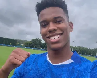 Estêvão, com a camisa azul do Chelsea. Foto: Reprodução/X/Chelsea