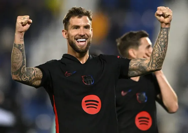 Iñigo Martinez, zagueiro do FC Barcelona, pode deixar o clube a qualquer momento para defender as cores do Al-Nassr, segundo os jornalistas Matteo Moretto e Fabrizio Romano. (Photo by Denis Doyle/Getty Images)