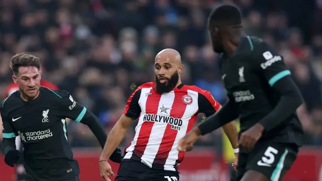 Byran Mbeumo, de camisa vermelha e branca, em campo, novo reforço do Manchester United