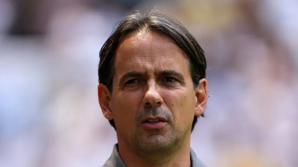 Simone Inzaghi, técnico do Al Hilal, entra em campo durante a partida do grupo H da Copa do Mundo de Clubes da FIFA 2025 entre Real Madrid e Al Hilal, no Hard Rock Stadium, em 18 de junho de 2025, em Miami Gardens, Flórida. (Foto: Dan Mullan/Getty Images)