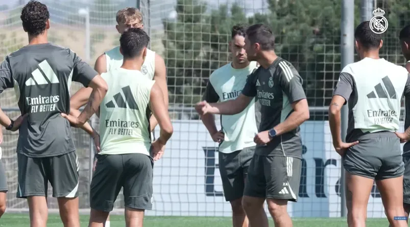 Xabi Alonso durante os treinos do Real Madrid nesta quinta-feira (7). Ele ficou impressionado com o desempenho de Thiago Pitarch. Foto: Reprodução/Youtube Oficial/Real Madrid.