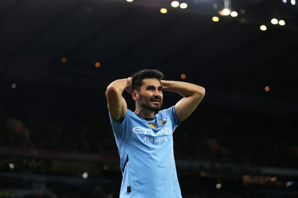 Gündogan com as mãos na cabeça