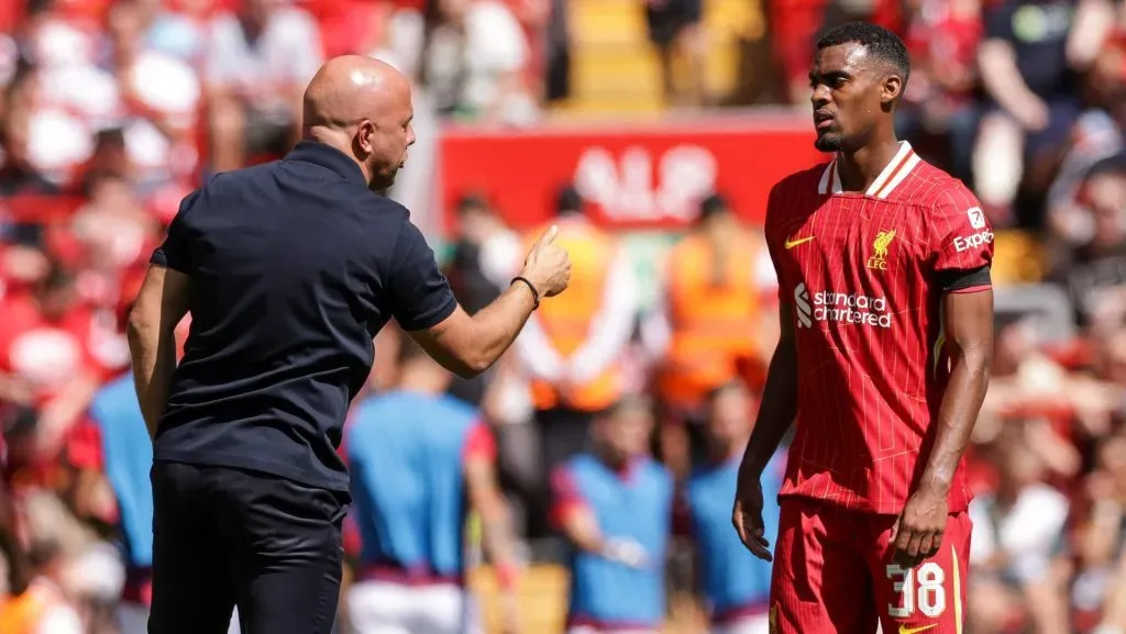 A suspensão de Ryan Gravenberch e o impacto emocional do falecimento de Diogo Jota se somam à necessidade de adaptar reforços e manter o desempenho campeão. (Photo by Barrington Coombs/Getty Images)