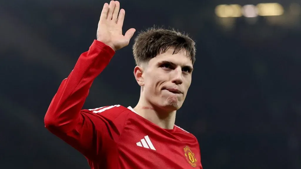 Garnacho, em campo, de camisa vermelha, pelo Manchester United. (Photo by Carl Recine/Getty Images)