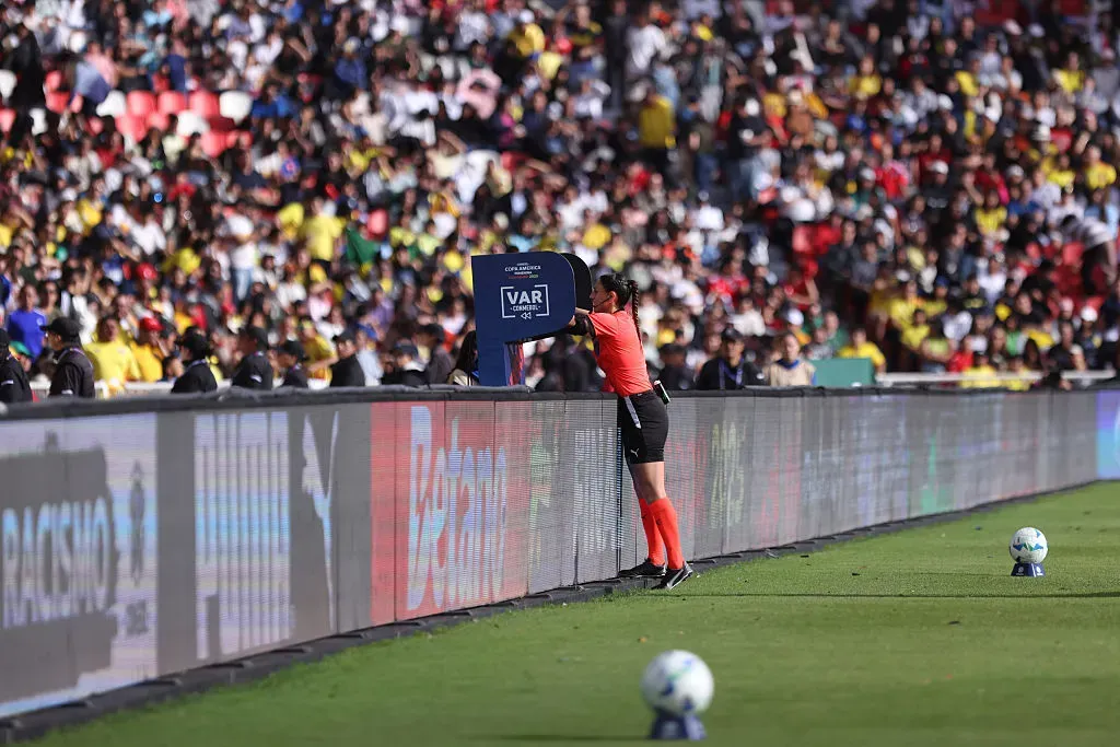 VAR na final da Copa América Feminina (Photo by Franklin Jacome/Getty Images)