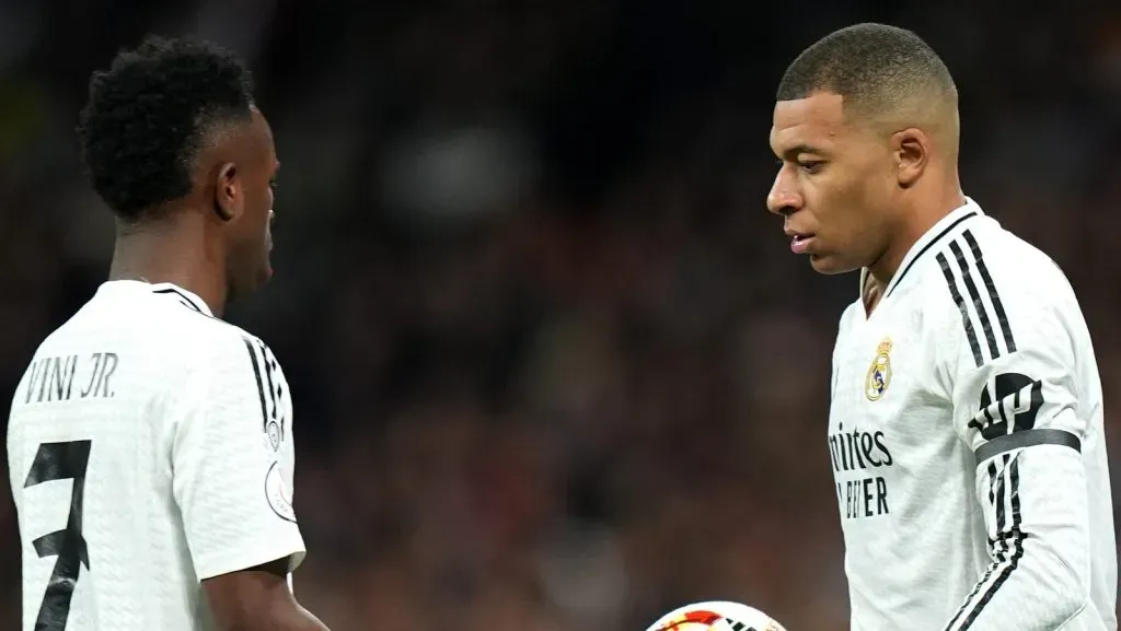 Kylian Mbappé entrega a bola ao companheiro de equipe Vinicius Junior, do Real Madrid, durante a partida da Copa do Rei entre Real Madrid e Celta de Vigo, no Estádio Santiago Bernabéu, em 16 de janeiro de 2025, em Madri, Espanha. (Foto de Angel Martinez/Getty Images)