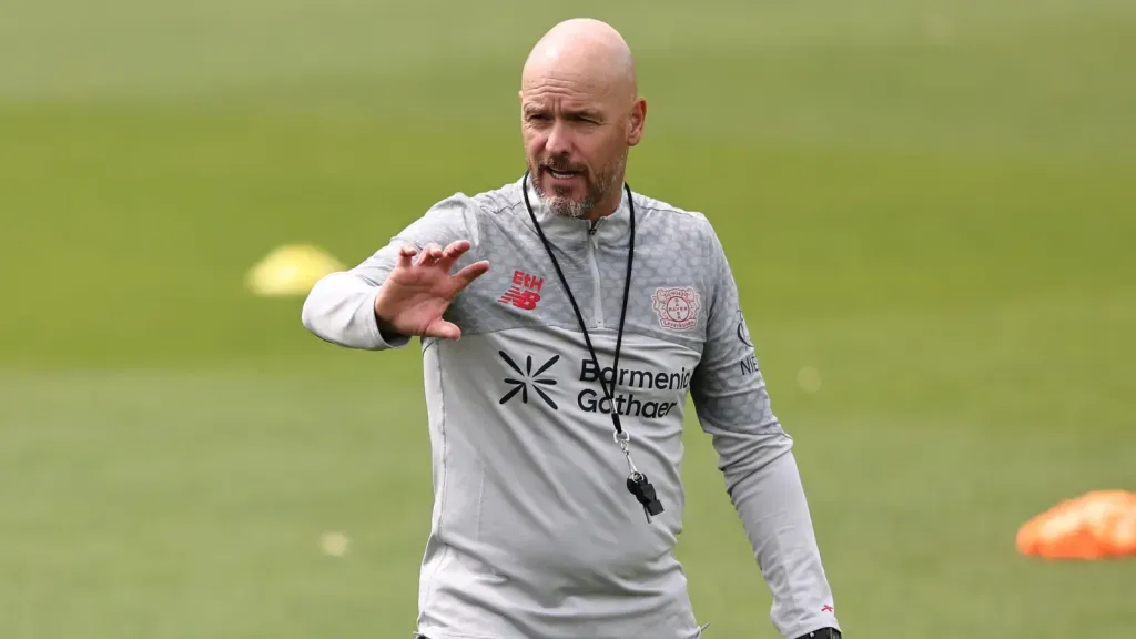 Erik Ten Hag durante treinamento do Bayer Leverkusen (Photo by Christof Koepsel/Getty Images)