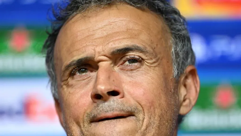 Luis Enrique, técnico do Paris Saint-Germain, reage durante uma coletiva de imprensa antes do jogo de volta das quartas de final da UEFA Champions League 2024/25 contra o Aston Villa, no Villa Park, em 14 de abril de 2025, em Birmingham, Inglaterra. (Foto de Dan Mullan/Getty Images)