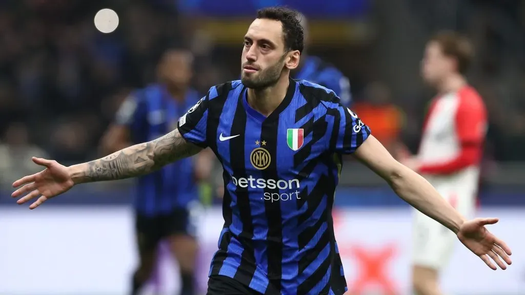 Hakan Çalhanoğlu em jogo da Inter de Milão. Foto: Marco Luzzani/Getty Images