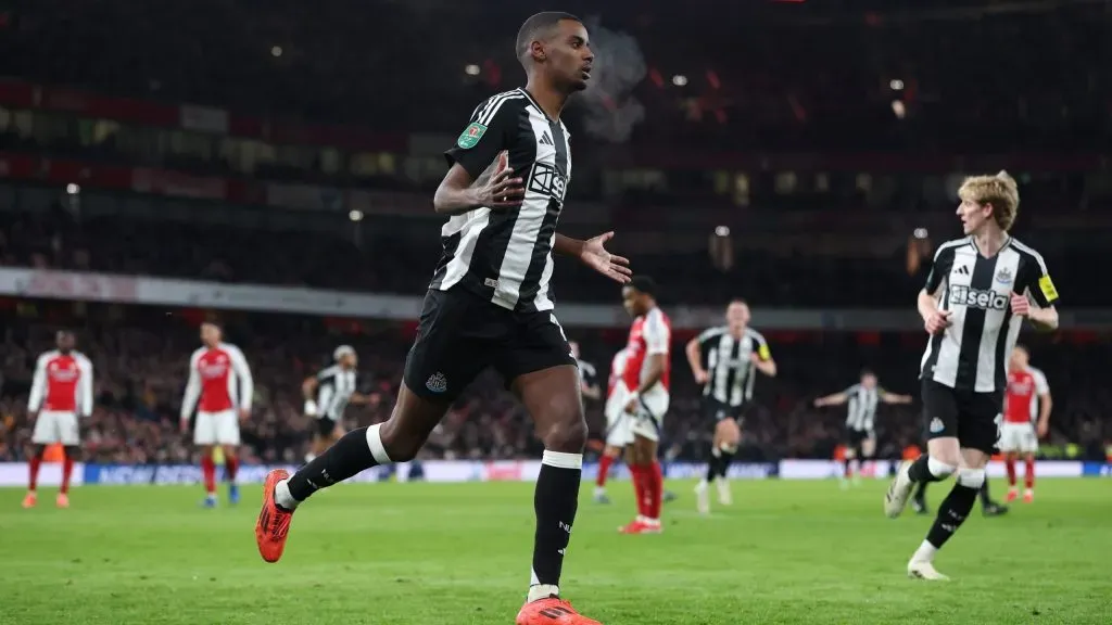 Isak comemorando gol. Foto: Alex Pantling/Getty Images