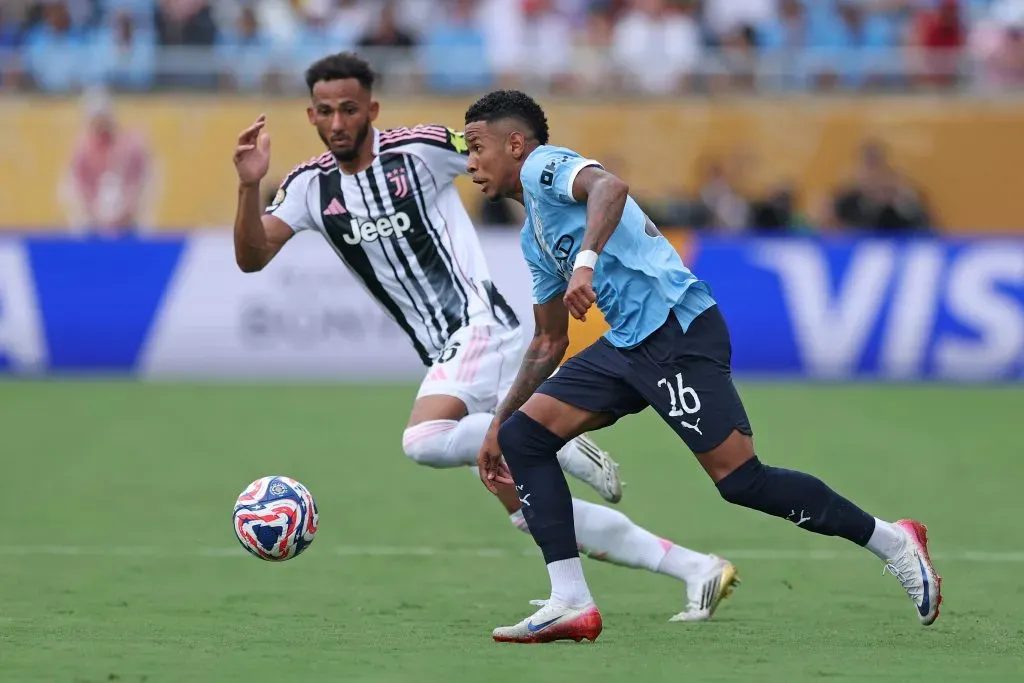 Savinho, camisa 26 do Manchester City, é marcado por Lloyd Kelly, camisa 6 da Juventus FC, durante a partida do Grupo G da Copa do Mundo de Clubes da FIFA 2025 entre Juventus FC e Manchester City FC, realizada no dia 26 de junho de 2025, no Camping World Stadium, em Orlando, Flórida. (Foto de Dan Mullan/Getty Images)