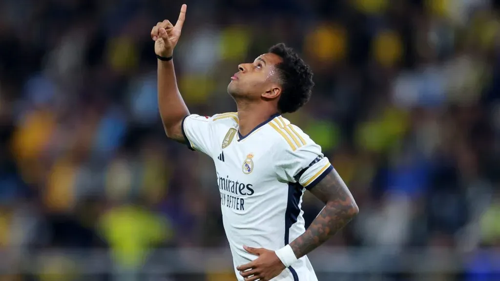 Rodrygo conduz a bola pelo Real Madrid em jogo da Champions League