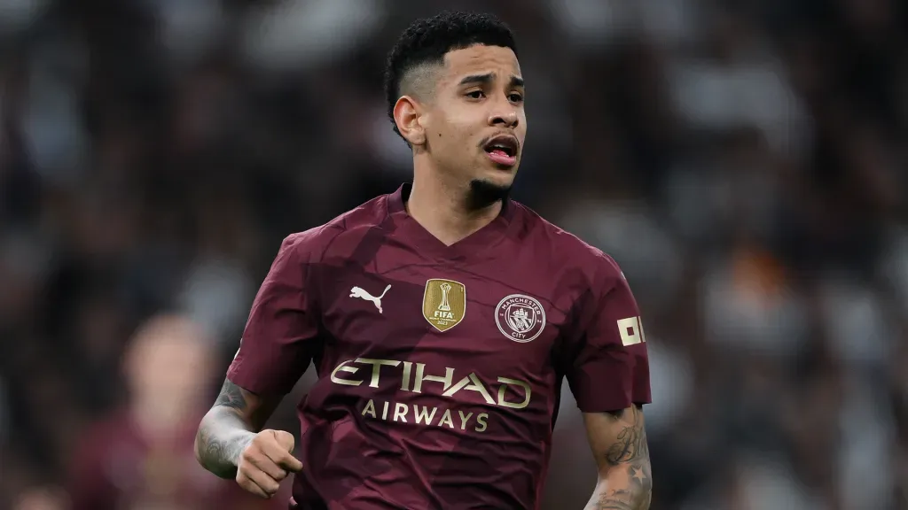 Savinho com a camisa vinho do Manchester City (Foto: David Ramos/Getty Images)