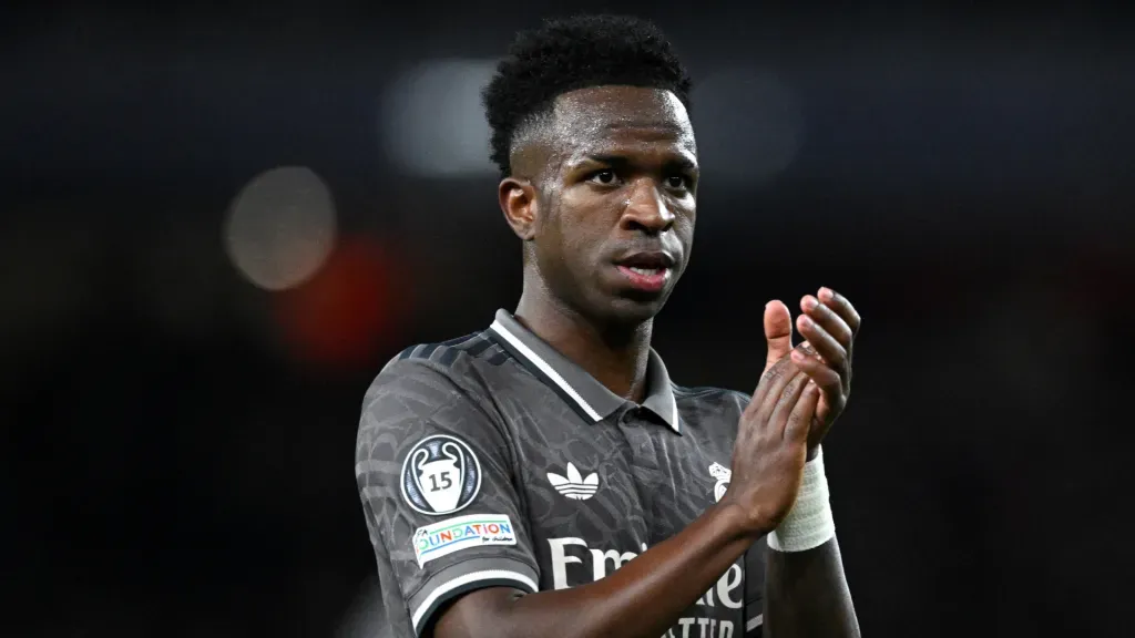 Vinicius Junior aplaude durante partida do Real Madrid (Photo by Justin Setterfield/Getty Images)