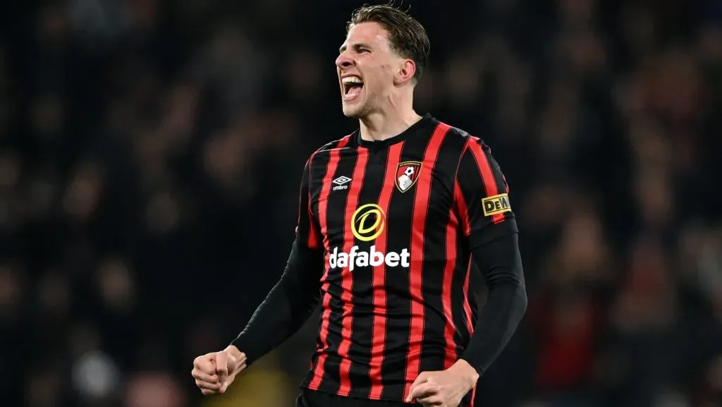 Ilya Zabarnyi em campo pelo Bournemouth na Premier League