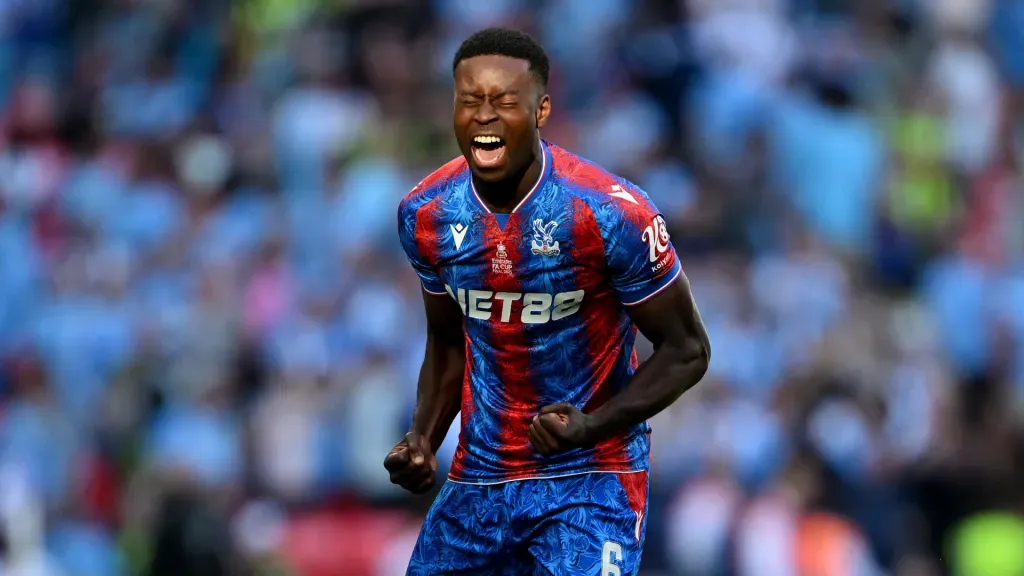 Marc Guéhi gritando durante partida do Crystal Palace (Foto: Shaun Botterill/Getty Images)